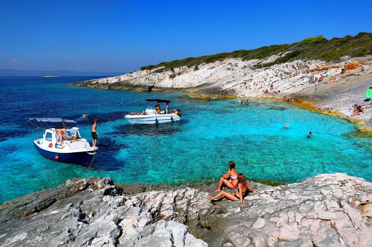 Apartments Dea Caeli Vela Luka Bagian luar foto